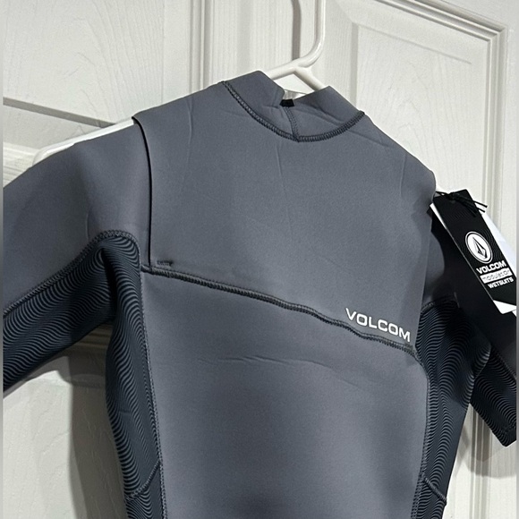 Volcom Boys Size 12 Modulator Wetsuit 2 mm Chest Zip Short Sleeve Grey NWT - Picture 5 of 7